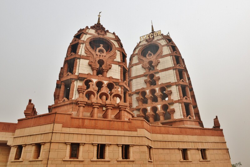 奎师那山上的奎师那庙是成千上万信徒必须要来参拜的印度教神庙.