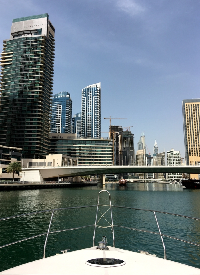 游艇驶出滨海新城,穿越高楼林立的dubai marina滨海新城,沿着棕榈岛