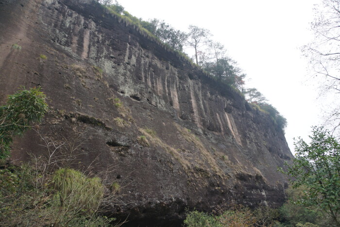 武夷山风景名胜区属典型的丹霞地貌,发育典型的丹霞单面山