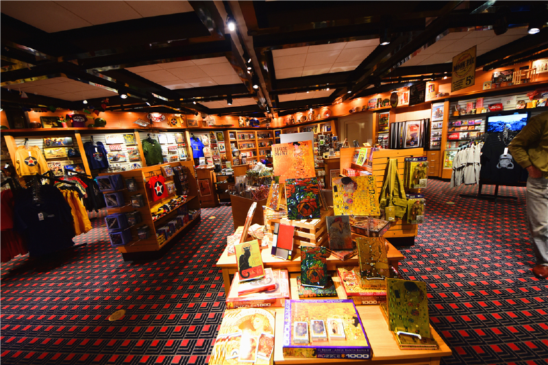 进入之后先是一个礼品商店.