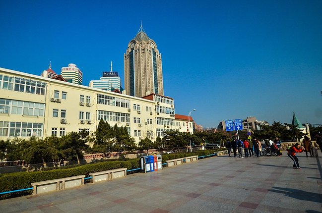 青岛海滨的街道就是这样的美丽,干净和舒服.