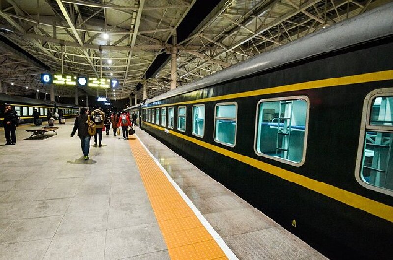 青岛北站建有8个站台,18条股道,61400㎡站房以及70700㎡无站台柱雨棚.