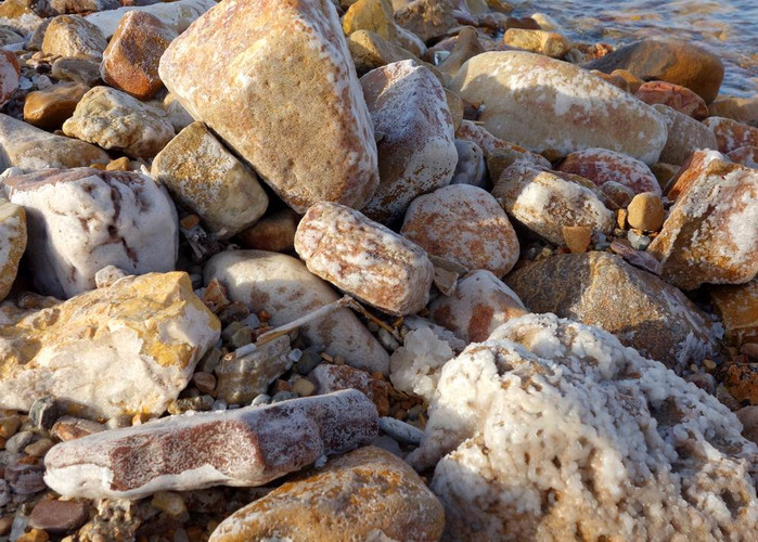约旦河里的十二块石头图片