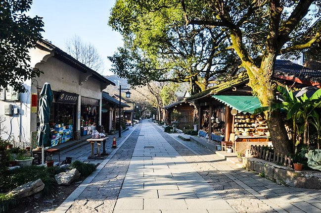 天竺路也叫做佛缘步行街,听其名就知道佛法的深层的含义了.