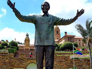 曼德拉纪念雕像