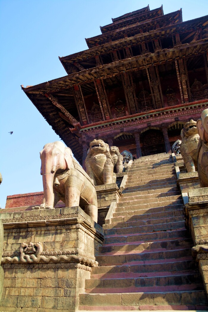 檐下柱头上刻有庙内供奉的主神吉祥天女的108个不同形象的彩色木雕