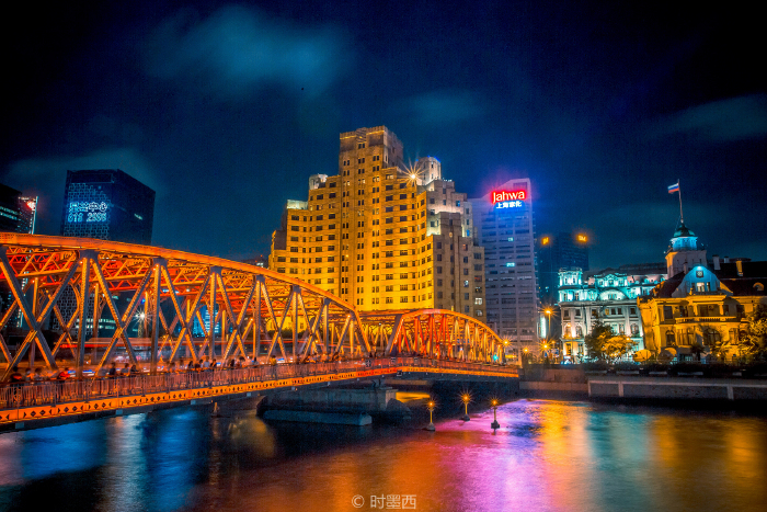 晚上的外白渡桥,也在灯光的映衬下美得不像样.