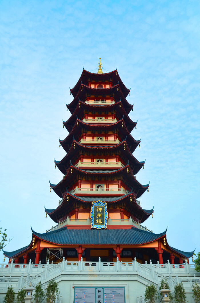 一进入园区第一眼就是这座神州塔,气势恢宏,据说是室内跳楼机传统韵味