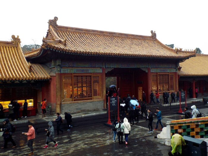 游览完中轴线和东西两翼,穿过"坤宁门",即是故宫最北面的游览区域"御