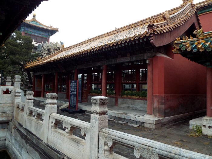 摛藻堂面南背北,紧倚宫墙,面阔五间,悬山顶,清乾隆四十四年(公元1779