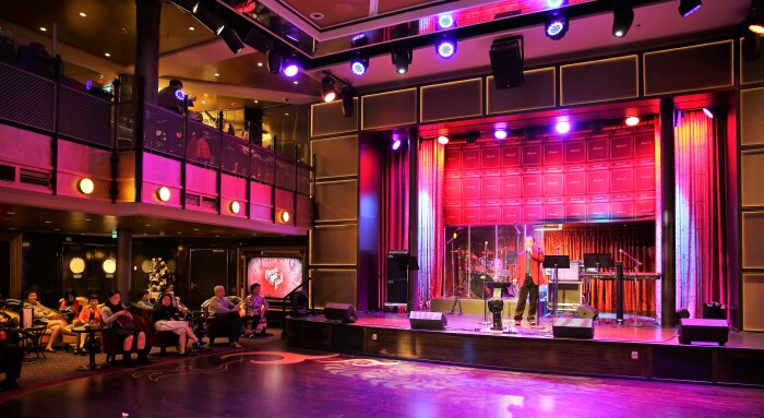 卡拉ok厅,是参加老年大学歌唱班的大叔,大婶们汇报演出,亮嗓高亢之