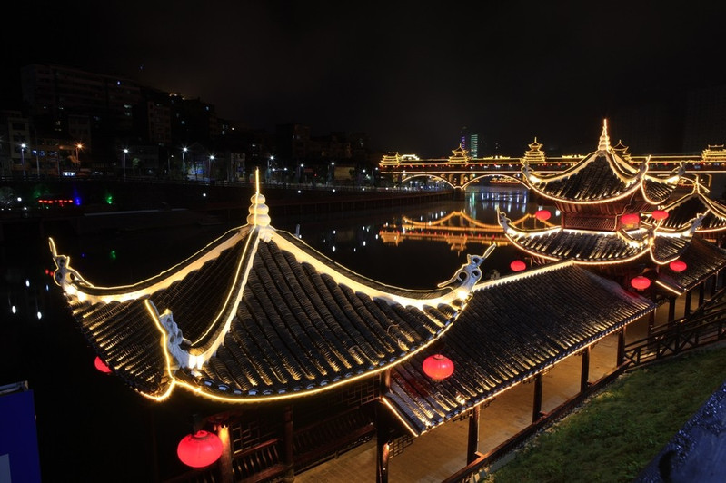 錦屏的夜景更是美,入夜沿江漫步,兩岸燈光輝映,二座風雨橋更顯風姿,那