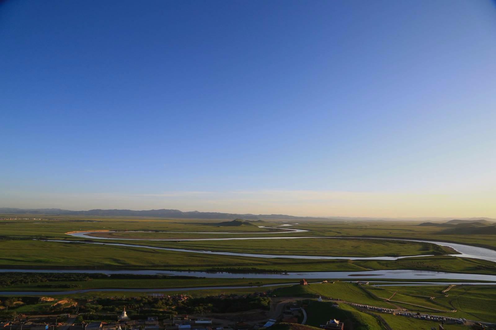 而观赏首曲之一的九曲黄河第一弯的最佳地点在四川若尔盖境内的唐克乡