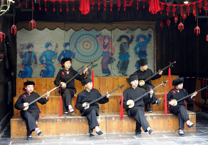这里演奏的是壮乡天琴,是广西壮族自治区级非物质文化遗产