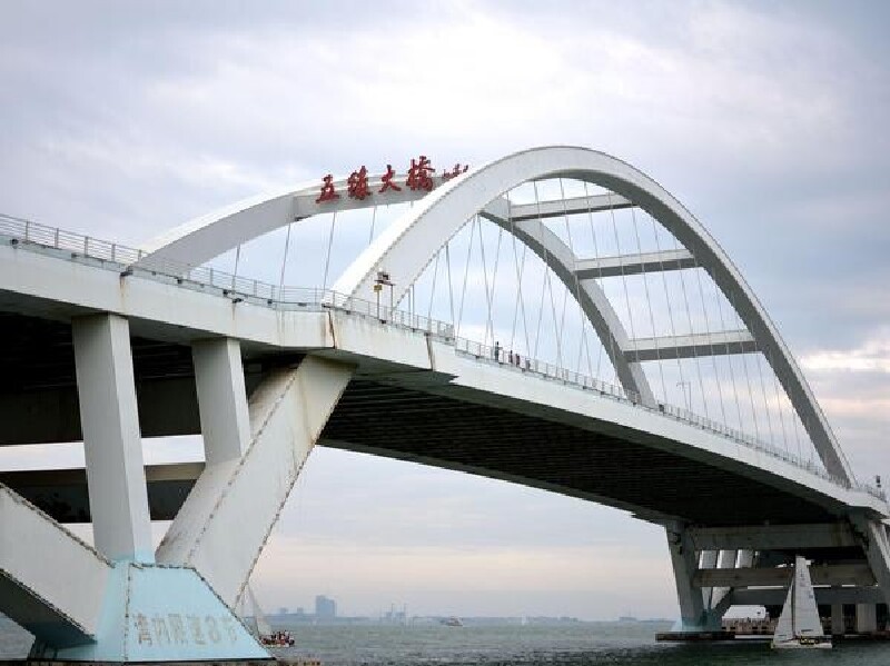 五缘大桥,又名月圆桥,位于厦门本岛东北部,横跨五缘湾入海口,是环岛路