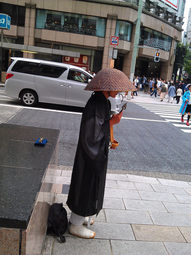 东京的银座街头化缘的和尚