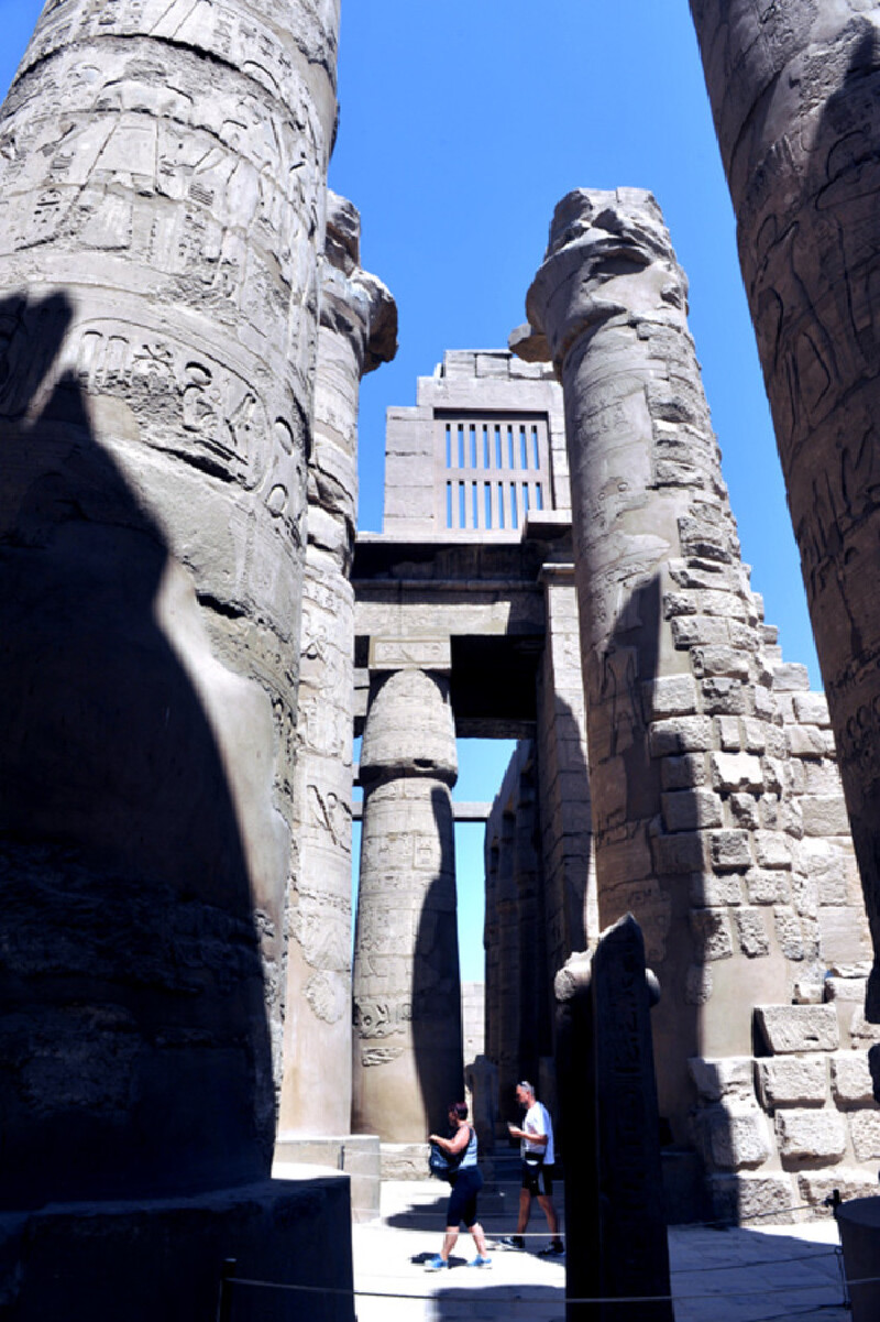 整座大厅用如此密集的石柱创造出一种震撼人心的效果.