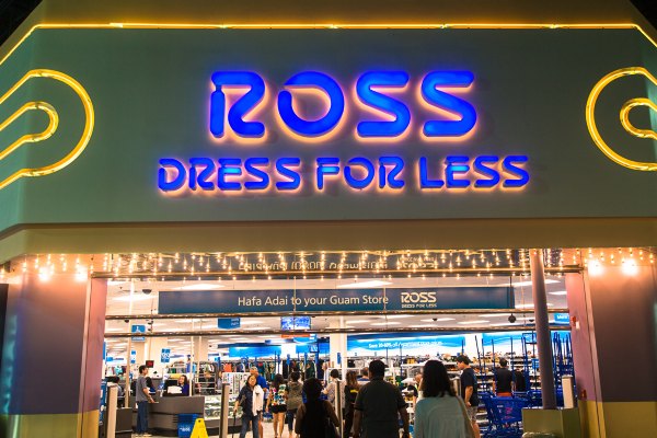 ross是奥特莱斯最受欢迎的店铺,价格非常的实惠,不过店内的陈设比较