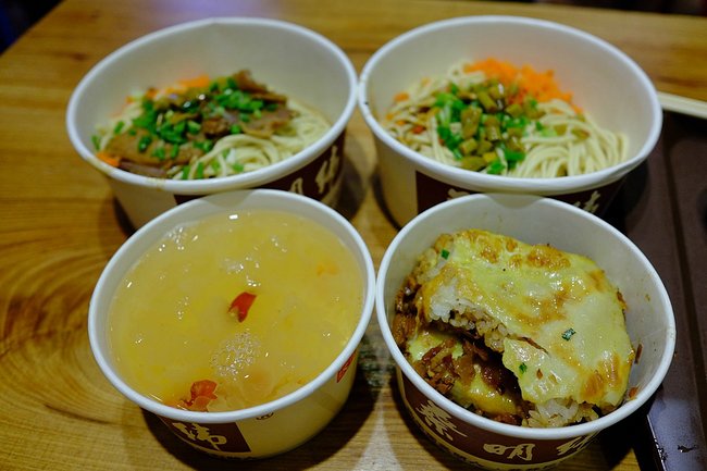 两份热干面,一份三鲜豆皮,一份银耳汤.