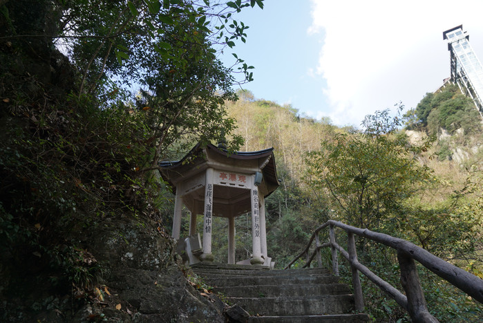 山道边的观瀑亭.