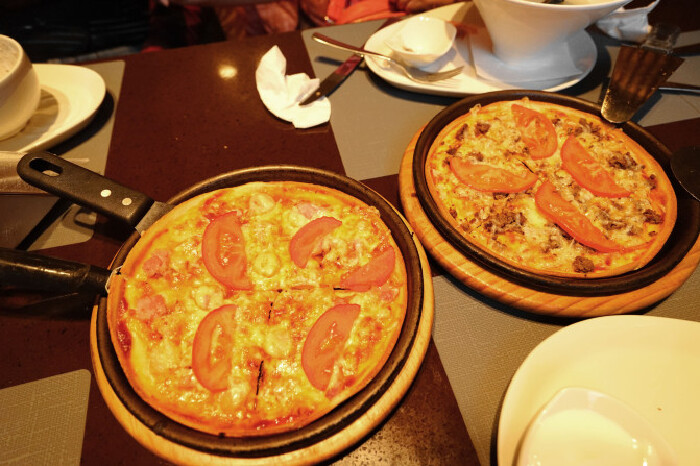 大饼比萨(pizza)皮薄而脆,馅料多多,一下子感觉比中国必胜客好吃几倍