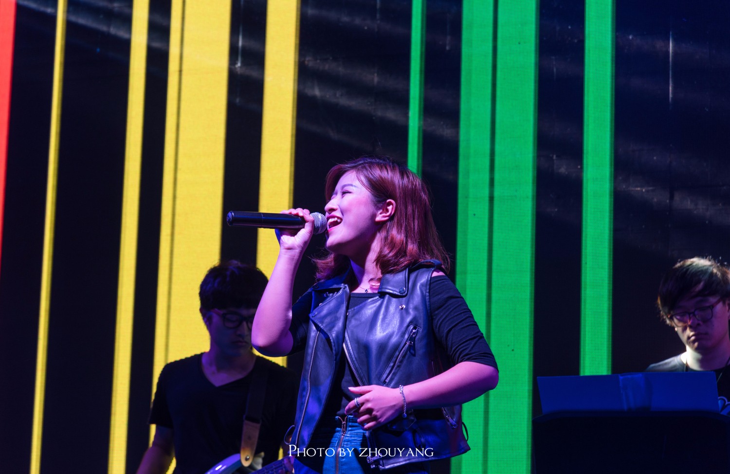 调试完毕之后,随着夕阳的沉沦,这个party便在乐队的动感的劲歌中开始