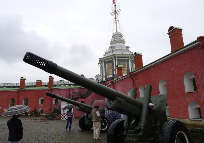 棱堡中有300门大炮,从18世纪起,每日中午12时,纳富什金棱堡的大炮就