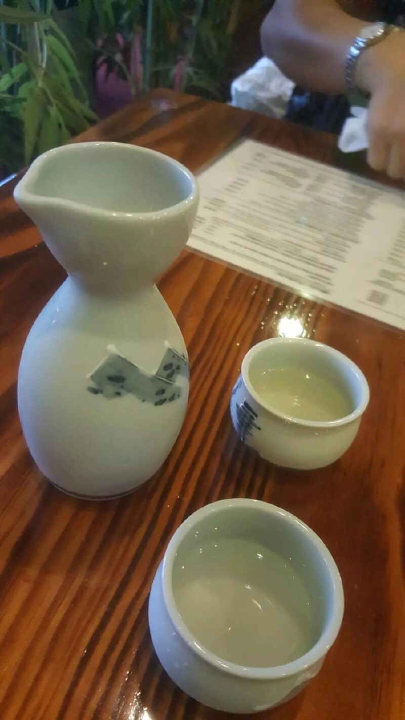 走了大半小时,终于到了"大黑"日料馆,果然