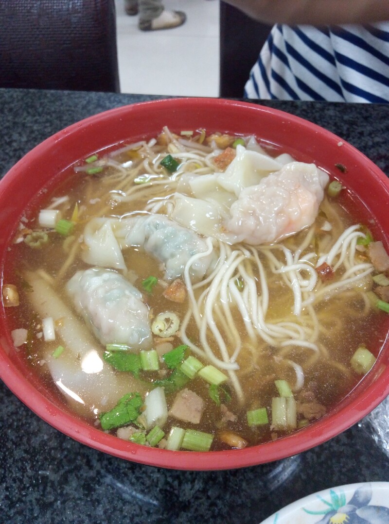 花莲扁食面,混沌里面是整颗的大虾仁