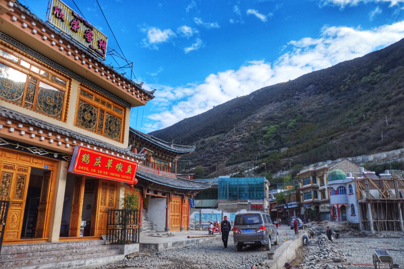 升平镇古称阿墩子,是坐落德钦县城雪岭深谷