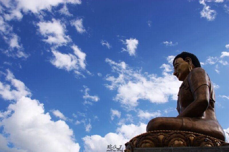 由中国人援建大佛,照看着这片与世无争的乐土大佛面对的山谷,就是不丹