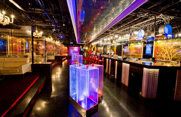 万紫千红娱乐会所