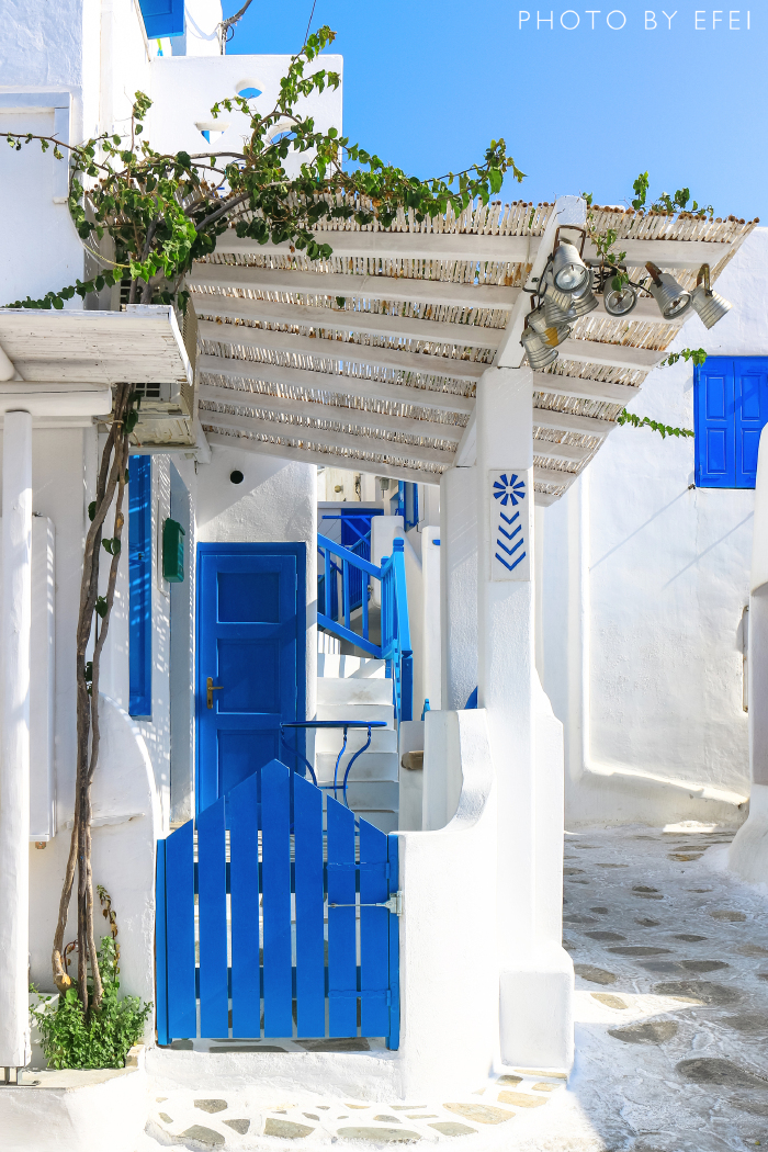 镇上街道纵横,一排排房子都漆成了白色,满载鲜花的木质阳台遍布全镇.