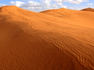 腾格里沙漠月亮湖