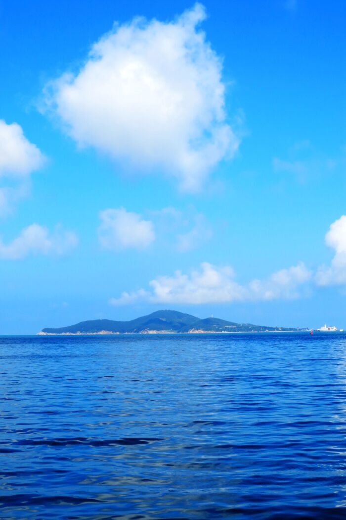 接下来有几个购物店:进口乳胶生活馆,海产品超市,韩国商品城