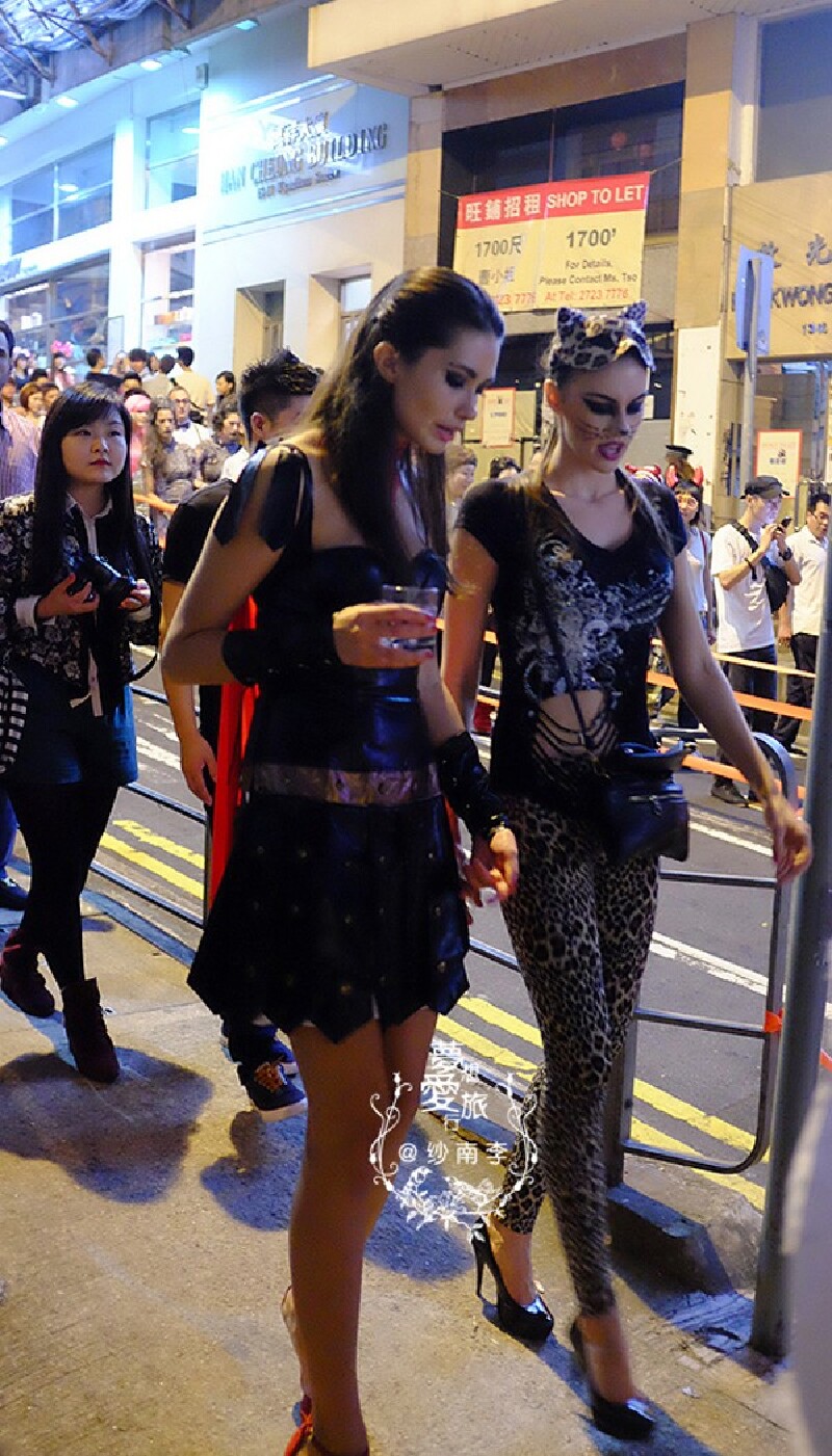 美女模特打扮成的猫女 真的是太抢眼了!