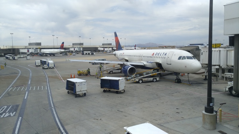 夜晚的蒙特利尔机场格外的安静