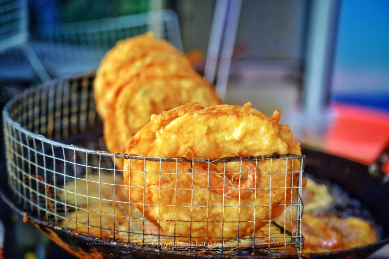 第一市场虾饼色呈金黄,外脆里软,香鲜可口.