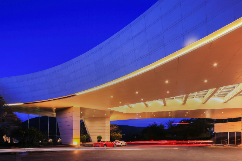 三亚亚龙湾美高梅度假酒店恢宏大气的大门.