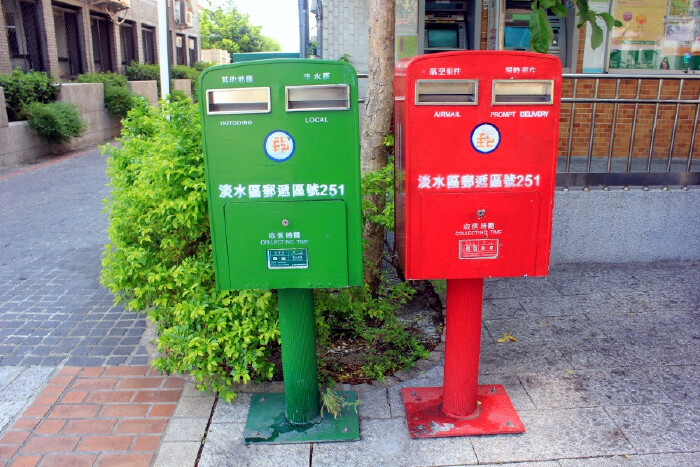 【红绿双色的邮筒】