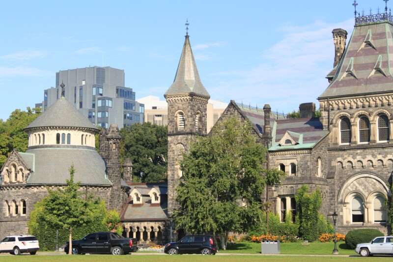 其实无门,只是一个标志而已.国外大学都是敞开式校园.