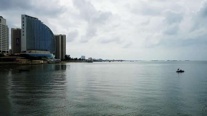 端的海景廣場看看,環繞北海半島的修建北海海景大道上一道亮麗的風景