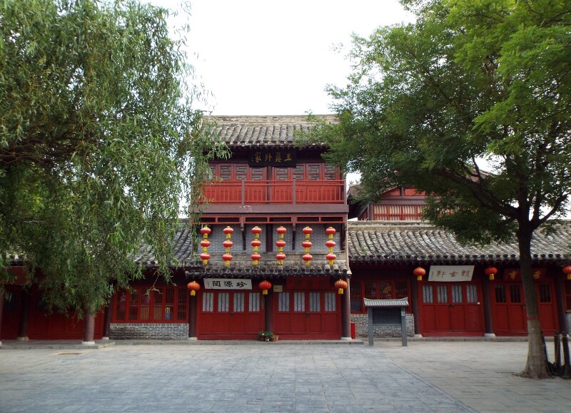 与"孙羊正店"正对着的是一座三层楼阁,檐下有一块"王员外家"匾额.