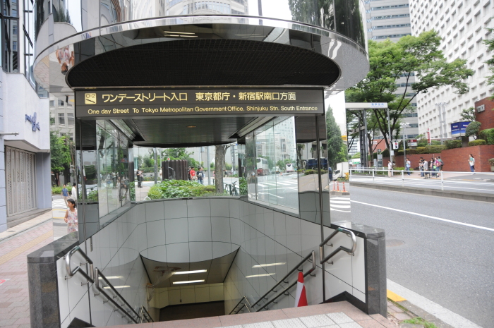 新宿华盛顿酒店门口的这个地铁别下去,下面走了一刻钟都找不到地铁