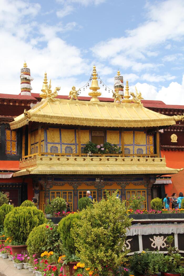 大昭寺里可用金壁辉煌来形容一点不为过,说大昭寺里金子不值钱,是来