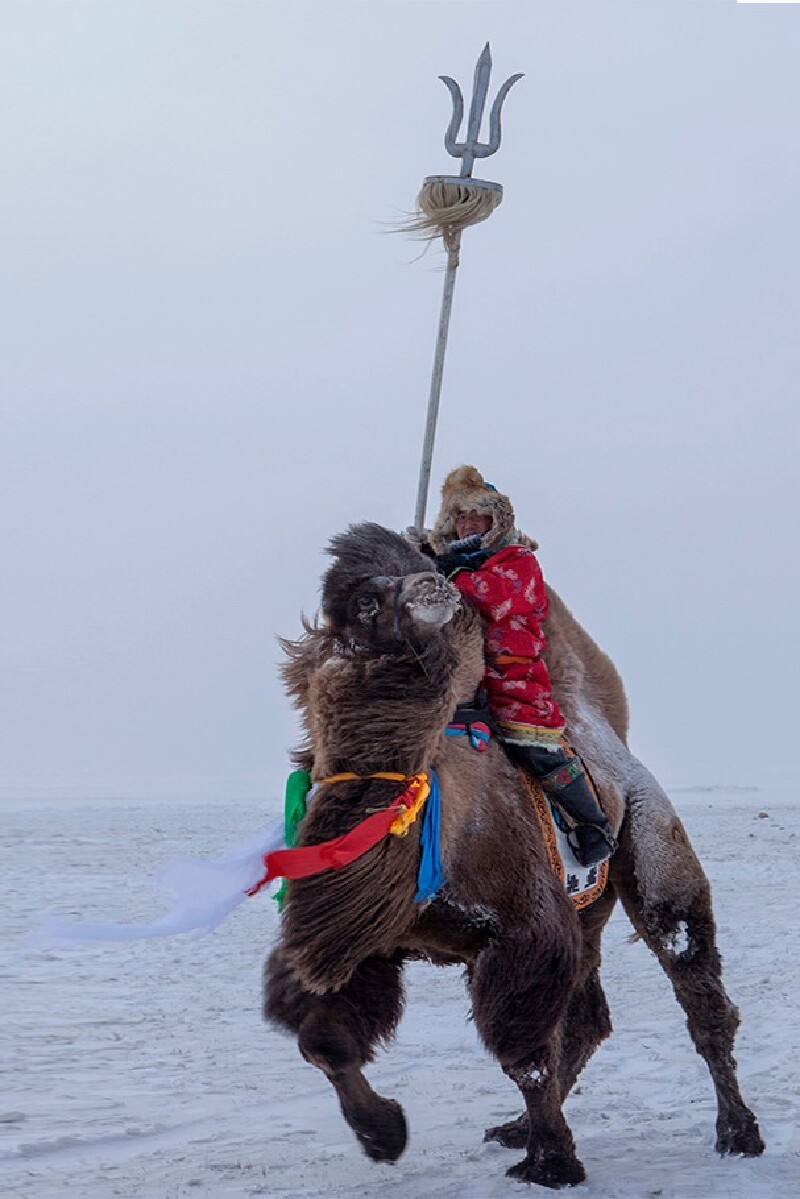 高擎着蒙古的象征,战神的标志苏鲁锭"长矛"站立在冰雪中一动不动,不知