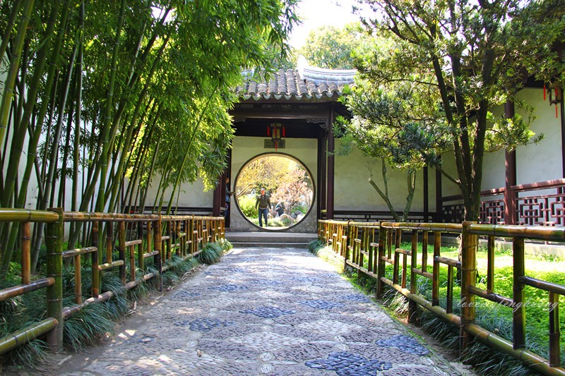 留园的核心地方,栈桥上堆满了人来人往,桥上的人看风景,我静看桥上的