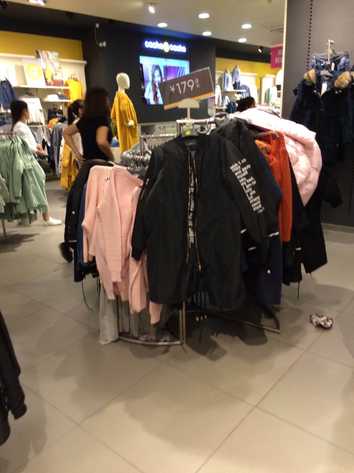 营业产品 停留时间 说明 红博地下商场 金街地下商场 服装 30 哈尔滨