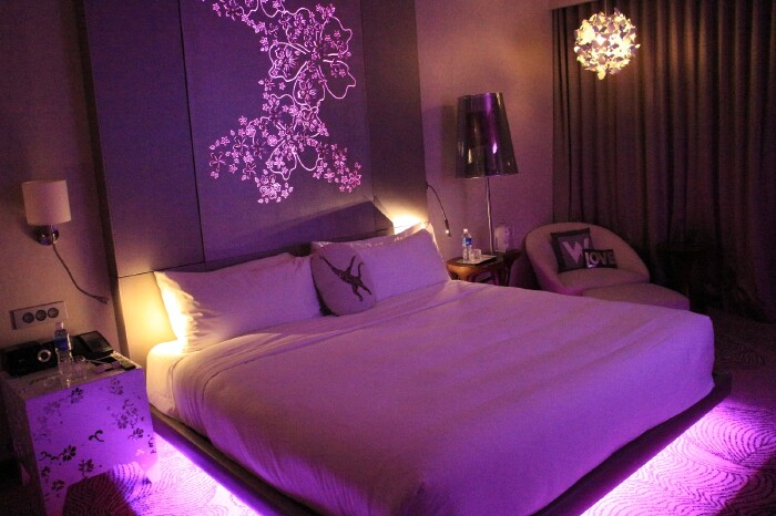 而房间氛氛,灯光营造可是功不可灭, 透过不同灯光的营造氛围,让住宿