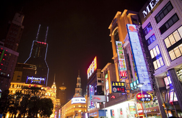 上海的夜景是最美的,上海又被称为不夜城,就是没有夜晚的意思,他们的